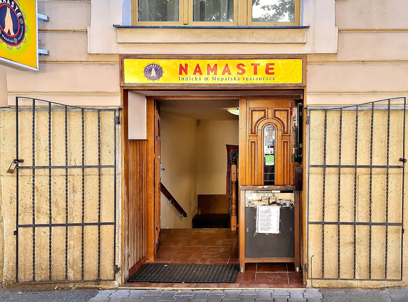 Restaurace zvenku